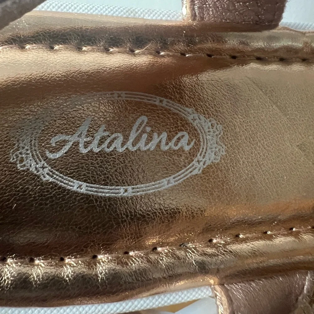 Atalina‎ Little Girl’s Gold T-Strap Classy Sandals, Petal Accents Size. 3 NWOT